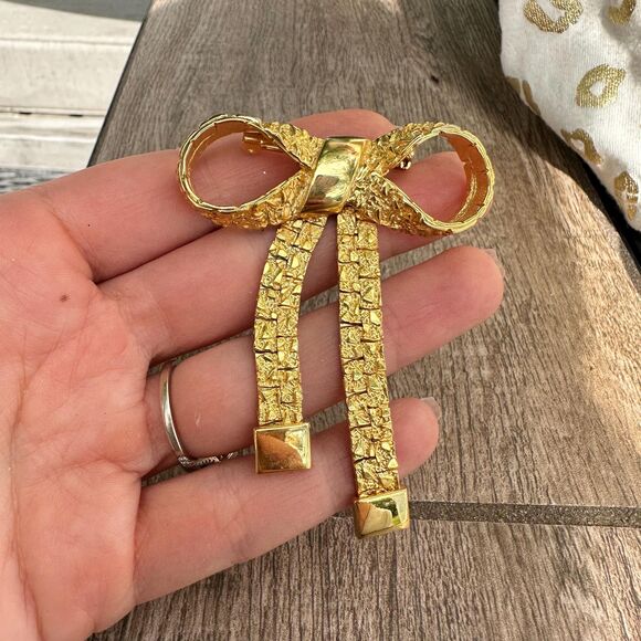 Vintage Jewelry 1980s Bow Gold Tone Brooch with Dangle Ties Gold Bow Brooch - Picture 1 of 3